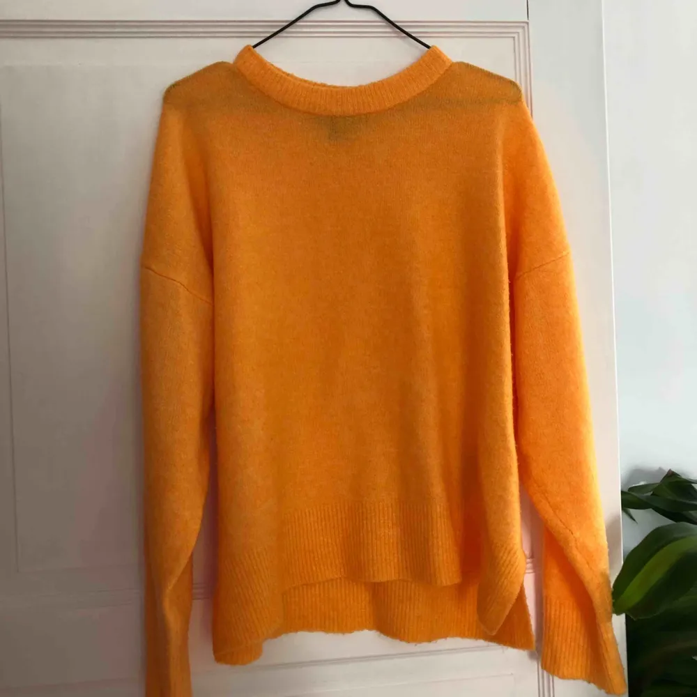 Jättefin stickad orange tröja som tyvärr inte kommer till  användning. Jag är inte en storlek L utan har använt den som oversized vilket är jättefint det med🥰 Endast använd ett fåtal gånger! Köpare står för frakt🌱🌍. Stickat.