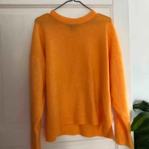  - Jättefin stickad orange tröja som tyvärr inte kommer till  användning. Jag är inte en storlek L utan har använt den som oversized vilket är jättefint det med🥰 Endast använd ett fåtal gånger! Köpare står för frakt🌱🌍