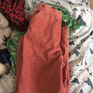 MANCHESTER byxor  - Säljer mina MANCHESTER byxor från Nakd, storlek XS/S, beroende på passform man vill ha. Möts upp eller så betalas frakt av köparen. 80 kr 