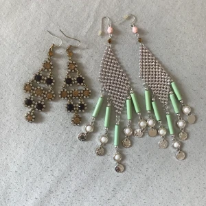 Örhängen 2par. - 2 par örhängen. Jättefina! Betalas med Swish! Frakt inräknat i priset. ✨