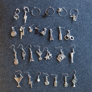 Örhänge - 49kr/par, visar bara upp ett ur varje par men självklart får man båda<3.                                        .  .                                                                       Frakt 11kr, frakten är densamma oavsett hur många par du köper<3