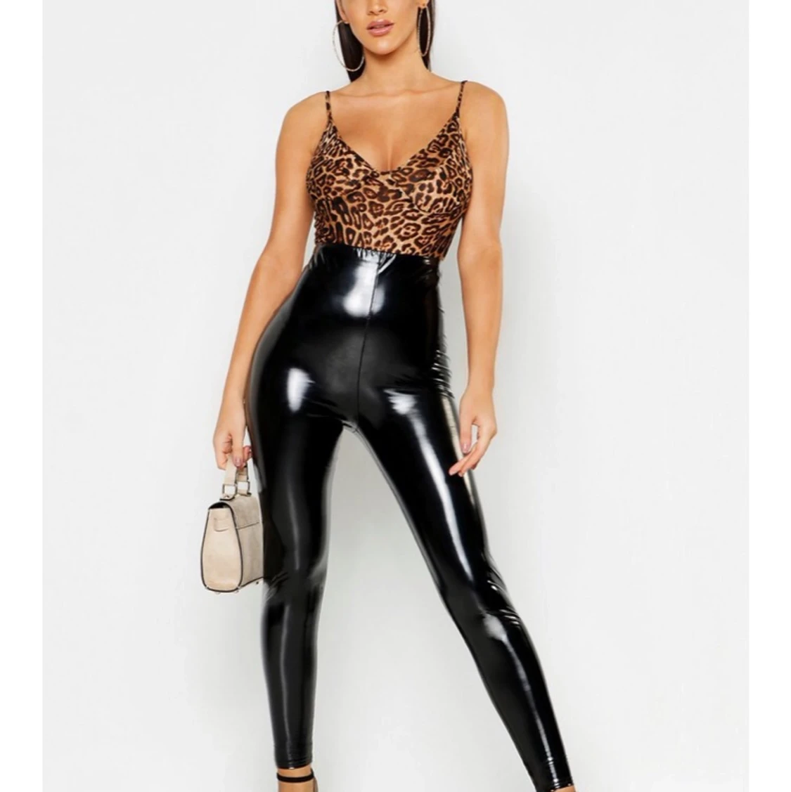 Stretchiga lackleggings 