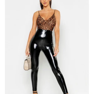 Stretchiga lackleggings  - Stretchiga lackleggings från Boohoo säljer pga det inte passar mig så bra. Strl UK 10 EU 38 original pris 324kr