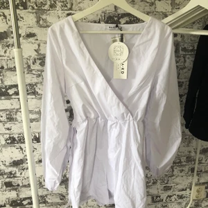 NAKD Jump/playsuit - Säljer nu denna helt oanvända SUPERFINA jump/playsuiten från NAKD då den är lite förstor för mig. Alla taggar sitter kvar! Superfin att ha både till vardags och till finare tillställningar! Skönt tyg! Nypris: 499kr. Pris kan diskuteras. Buda om du vill:)