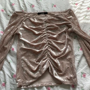 Sammet - Tre olika färger med sammet, off sholder, storlek M liten i storleken, 1 för 100 alla för 200, köparen står för frakten 