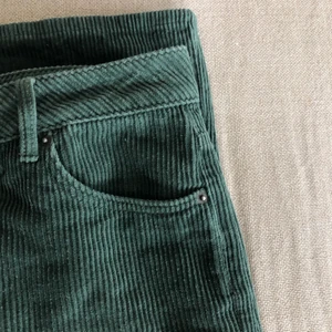 gröna manchesterbyxor - Superfina utsvängda manchesterbyxor i storlek S eller 38💗 har ett litet hål, tredje bilden, men det syns inte när dom är på! Köpare står för frakt 