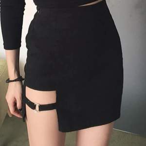 Cool kjol med detalj på benet :) säljer pga att den inte passar mig :( storlek: S. Kan träffas eller skicka med posten (frakt betalas av köparen). Mått: ca 66cm runt midjan och 38cm lång 😊🌟 BUDGIVNING PÅGÅR :) ligger på: 175kr (+44frakt)