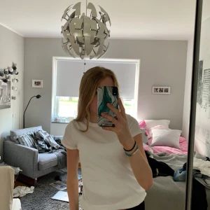 Vit ribbad t-shirt - Säljer en vit ribbad t-shirt, endast testad 