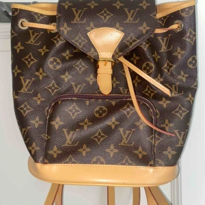  - Köpt utomlands, säljer för jag behöver inte fler väskor och jag har en liknande! Mer info kontakta mig privat, prisfrågor i dm 