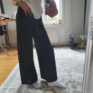Svarta vida byxor - Svarta blanka vida byxor från Asos. Supersköna "lena" byxor. Passar både till vardags och fest då de är väldigt bekväma och svala, samt höga i midjan!  Passar 36 - 38 