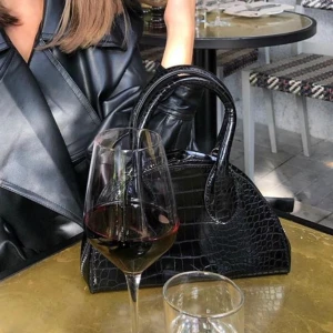 Croco väska  - Endast använd en gång. Då jag är mitt i en flytt kommer jag inte ha möjlighet att ta fler bilder, bilderna som ligger ute är de som gäller.