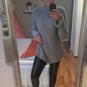  - Grå stickad polotröja storlek M, använd ca 3ggr. Super snygg med ett par tights och ett bälte i midjan. Fungerar även att ha som en ”klänning”. 