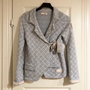 Odd Molly Kofta  - Säljer en Odd Molly kofta i storlek 1, motsvarar XS/S. Den är i nyskick och har endast används ett fåtal gånger. I en fin ljusblå färg. 