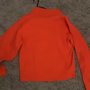 Säljer denna fina polo tröja från hm i en fin röd färg har aldrig kommit till användning 