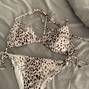 Bikini - Säljer denna super snygga bikini, toppen är i storlek 38 funkar även på 36 då man knyter i ryggen, trosorna i 34 funkar på större då de också går att knyta, sällan använd 