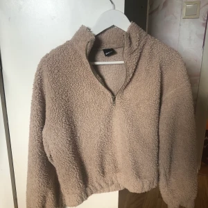 Mysig tröja, från Gina tricot - Tröjan är i fint skick, endast använd ett fåtal gånger. Perfekt tröja går att styla upp, men ändå bara ha och mysa i. Frakt tillkommer🥰