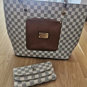 Väska & plånbok  - Bra skick, finns någon fläck här o där. Båda för 100. Ej äkta 