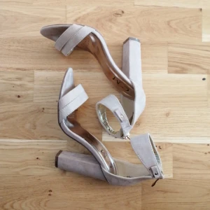Beige klackar  - Använts 3-4 gånger bara. 10cm klack. Köpare står för frakten ❗