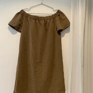 Offshoulderklänning - Oanvänd, supersnygg klänning från h&m. Lite tjockare tyg. Köpare står för frakt 💓🌸