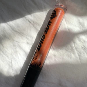 Power plumping gloss  - Jättecoolt läppglans i rött/glittrande färg. ”Bränns” lite på läpparna så de ska bli mer svullna. Frakt 11kr🌟endast testat en gång