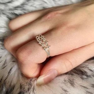 EarthlingsSilver UF 8 - Ring nr 8. Ringstommen är justerbar och gjord av silver. 1/5 av ringens kostnad går till WWF. Du betalar ringens kostnad+frakt. 