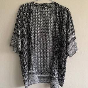 Kimono Bikbok - Kimono från Bikbok i fint skick! Köpare står för frakt 🌸💓