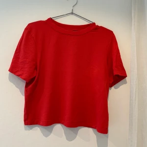 T-shirt hög krage - T-shirt med halvhög krage, knappt använd. Står L men snarare som en storlek M! Köpare står för frakt 🌸💓