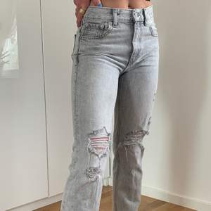 Gråa jeans med slitningar, fint skick! Köparen står för frakt💗ca 50kr