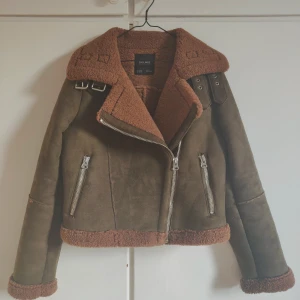 Jacka från Zara - Vinter-/höstjacka från Zara i fin mossgrön "mocka" med teddypäls på insidan. Köpare står för frakten. ✨