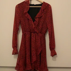 Fin sommarklänning  - Oanvänd sommarklänning från hm. Väldigt skön och fin.