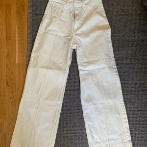 Vita jeans  - Helt oanvända högmidjade jeans från Weekday strl 38! Mötes i Sthlm innerstad/söder ut annars står du för frakt!