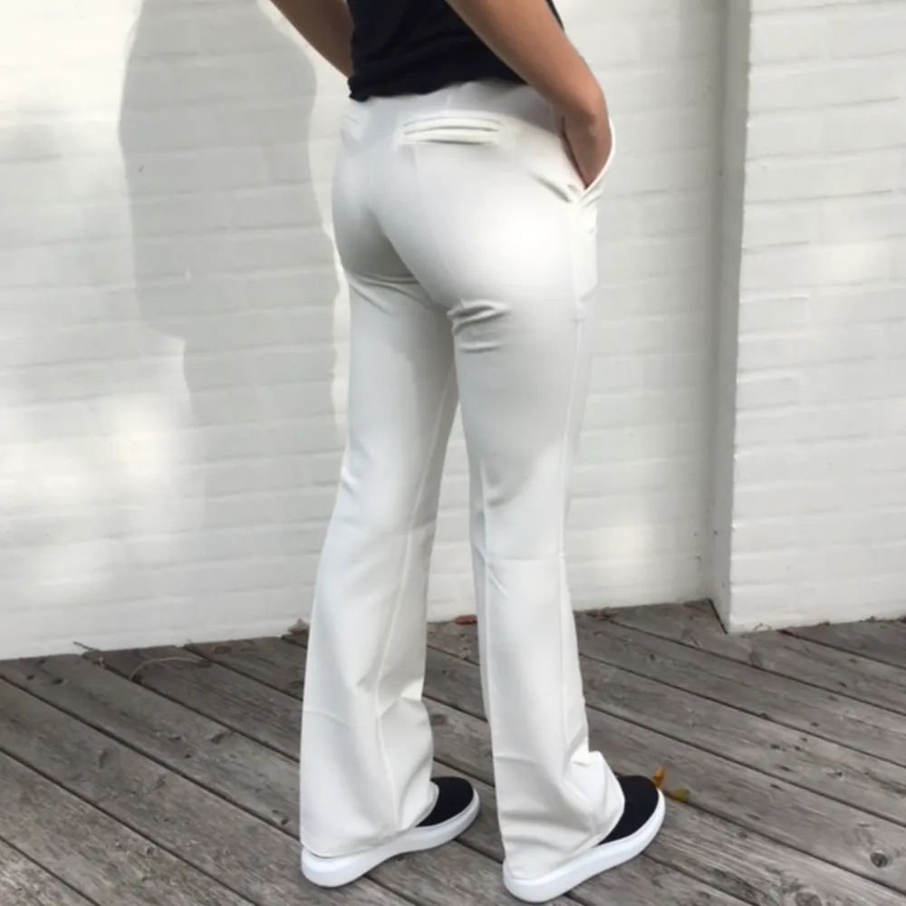 Perfekta vita kostymbyxor, men tyvärr passar dom inte mig:( . Jeans & Byxor.