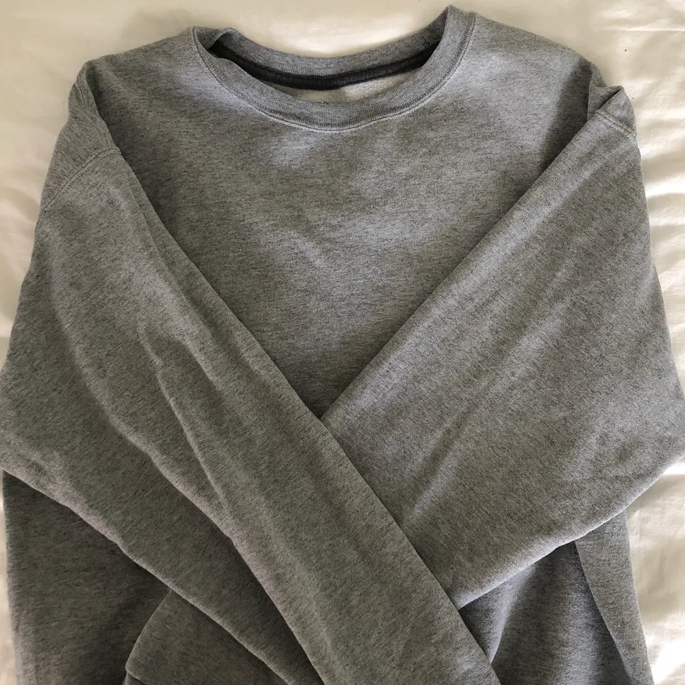 Använd ett fåtal gånger, skitmysig grå sweatshirt, storlek L och sitter lite oversize på mig som brukar ha M. Tröjor & Koftor.