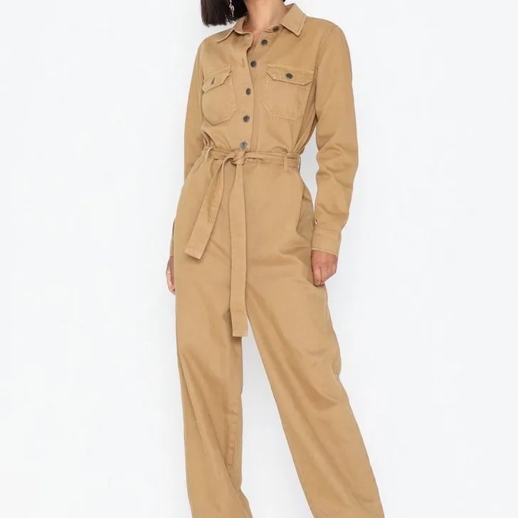 Säljer denna jumpsuit från Nelly, aldrig använd! Rätt stor i storlek så passar en 36/38. Säljer för 100 kr + 63 kr frakt. . Övrigt.