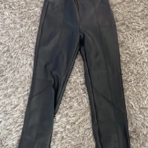 Skinnbyxor zara - Säljer mina as snygga skinnbyxor från zara. Jättesnyggt stt ha typ fester men också skolan.