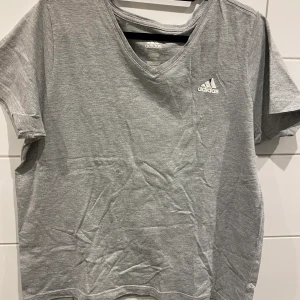 Adidas T-shirt L - Märke: Adidas Storlek: L Färg: Grå Material: 100% Bomull  I bra skick, loggan har lossnat lite grann Frakt  49kr Samfraktar givetvis