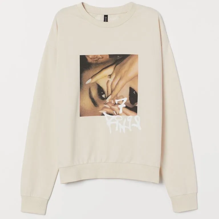Ariana grande tröja från H&M i storlek xs. Använd 1 gång💕. Tröjor & Koftor.