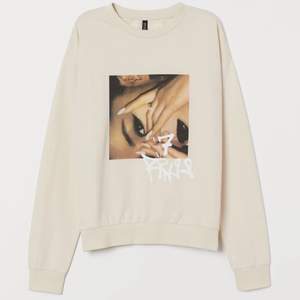 Ariana grande tröja från H&M i storlek xs. Använd 1 gång💕