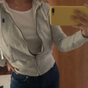 Grå zip up hoodie!  - säljer en grå zip up hoodie från Ralph Lauren! Storlek S, dam. (Köparen står för frakten) 
