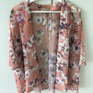 Kaftan från Pull&Bear - Jättefin kaftan från Pull&Bear. Frakt tillkommer.