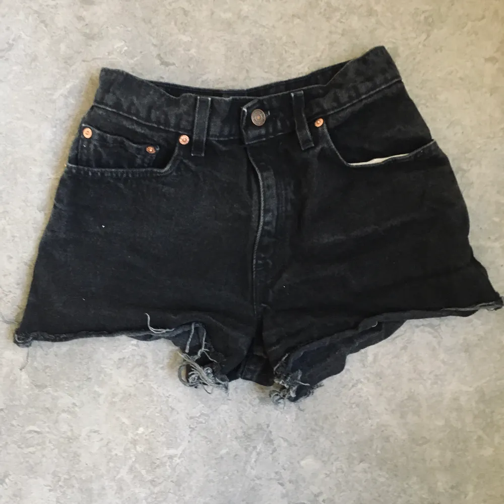 Mörkgrå/svarta jeansshorts från Levis. Möts upp i centrala Sthlm annars tillkommer frakt 🍃. Shorts.