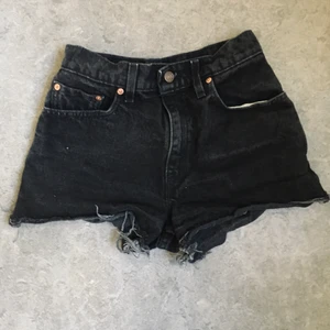 Levis shorts - Mörkgrå/svarta jeansshorts från Levis. Möts upp i centrala Sthlm annars tillkommer frakt 🍃