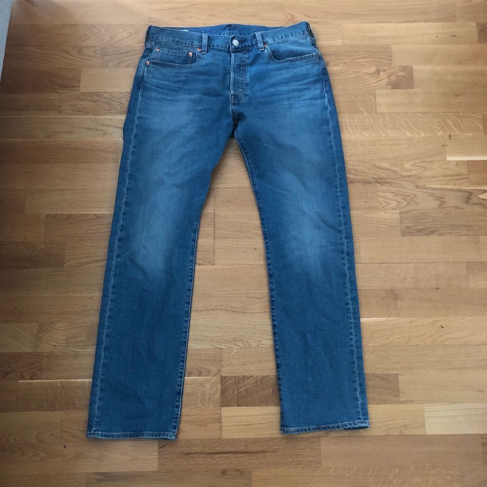 Ett par levis jeans modell 501:or. Väldigt populära just nu. Använt 2 gånger, jeansen är i nyskick! Pris kan diskuteras vid intresse. Storlek: W:32 L:32. Frakt om du inte bor för långt!. Jeans & Byxor.