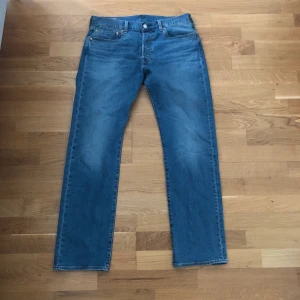 Populära jeans Levis 501:or i nyskick! - Ett par levis jeans modell 501:or. Väldigt populära just nu. Använt 2 gånger, jeansen är i nyskick! Pris kan diskuteras vid intresse. Storlek: W:32 L:32. Frakt om du inte bor för långt!
