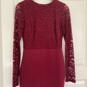 Röd klänning - En röd klänning från Nelly med öppen rygg, knappt använd. Storlek M