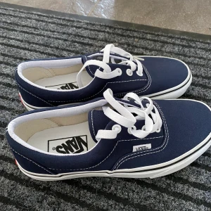 Blåa Vans  - Ett par helt oanvända Vans. Säljer pågrund av att de är för små. Kan skicka fler bilder vid intresse 💙 betalsätt: Swish (frakt tillkommer) 