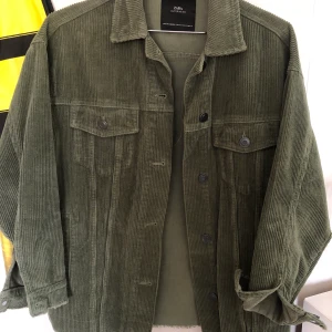 Manchesterjacka från zara  - Oversized så skulle säga att det är mer än s. Inga defekter så ser ut som ny. 60kr frakt tillkommer. 