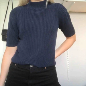  - Mörkblå T-shirt med turtleneck, knappt använd. Bara fråga om ni vill veta något!🍀