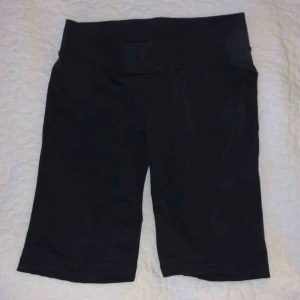  - Supersnygga cykelbyxor i storlek S ifrån madlady. Använda fåtal gånger. Säljer pga har för många par. Köparen står för frakt❤️