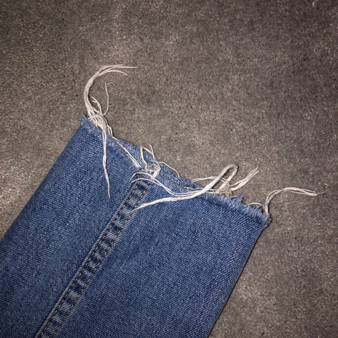 Jeans med en blå slits på sidan - 91